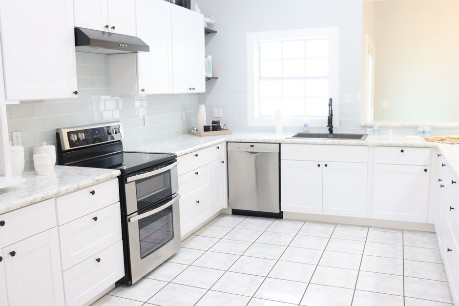 Cocina y hogar limpios y luminosos